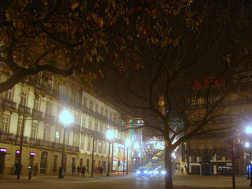 A iluminada rua dos Clérigos na noite do dia 18 deste mês