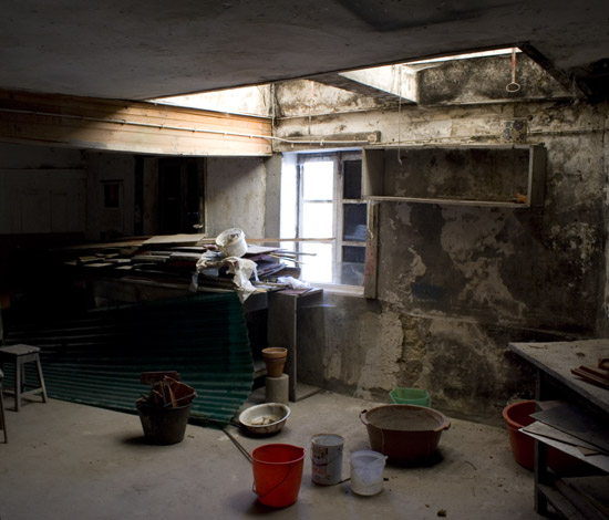 Interior de casa desocupada na Sé