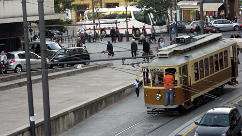 Adivinhem quem é o moço à guna