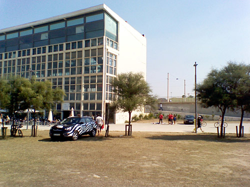 Junto ao Edifício Transparente Junto ao Edifício Transparente